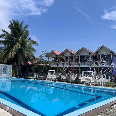 Capital O 91017 Tuba Beach Resort @ Pulau Tuba Kuah Exterior photo