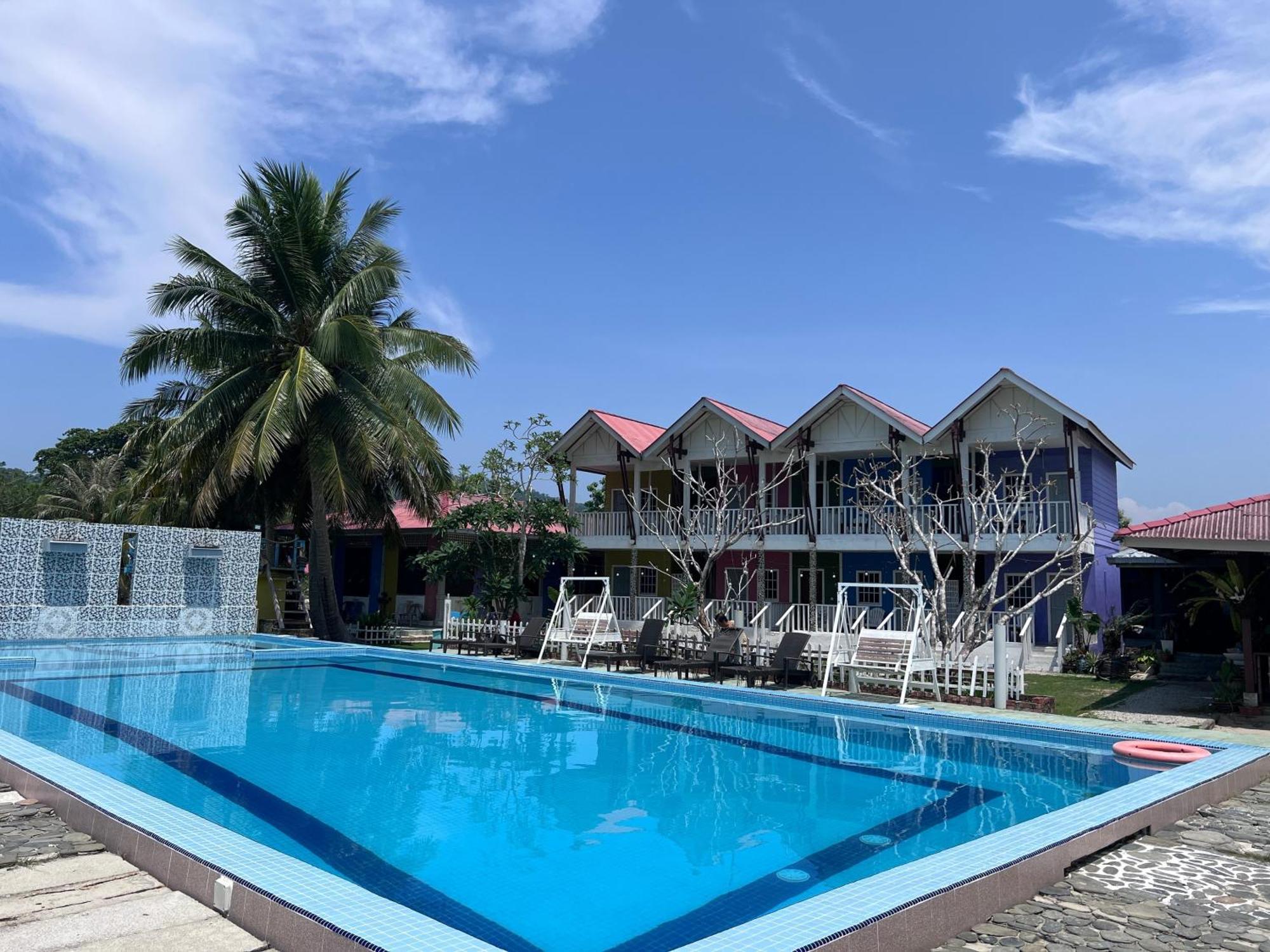 Capital O 91017 Tuba Beach Resort @ Pulau Tuba Kuah Exterior photo